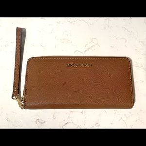 Michael Kors Leather Continental Wristlet in Acorn